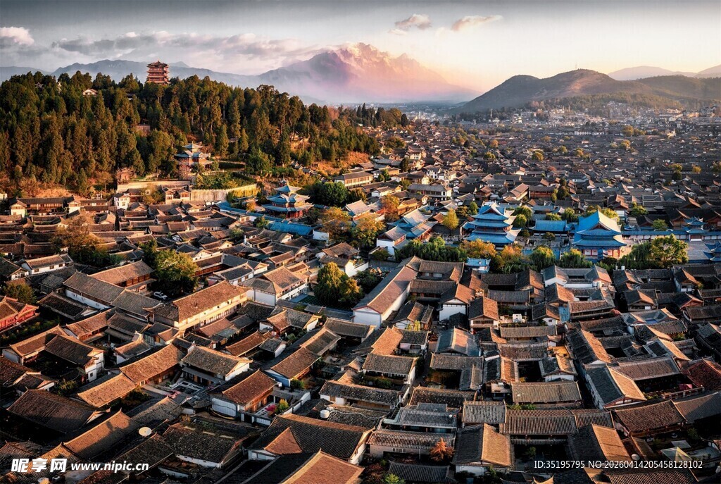 俯瞰多彩古朴的城镇景观