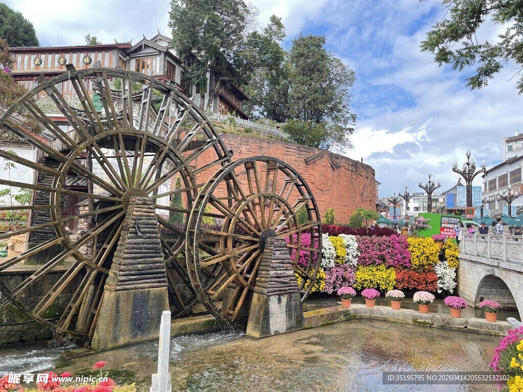 古色古香的大型木质水车景观