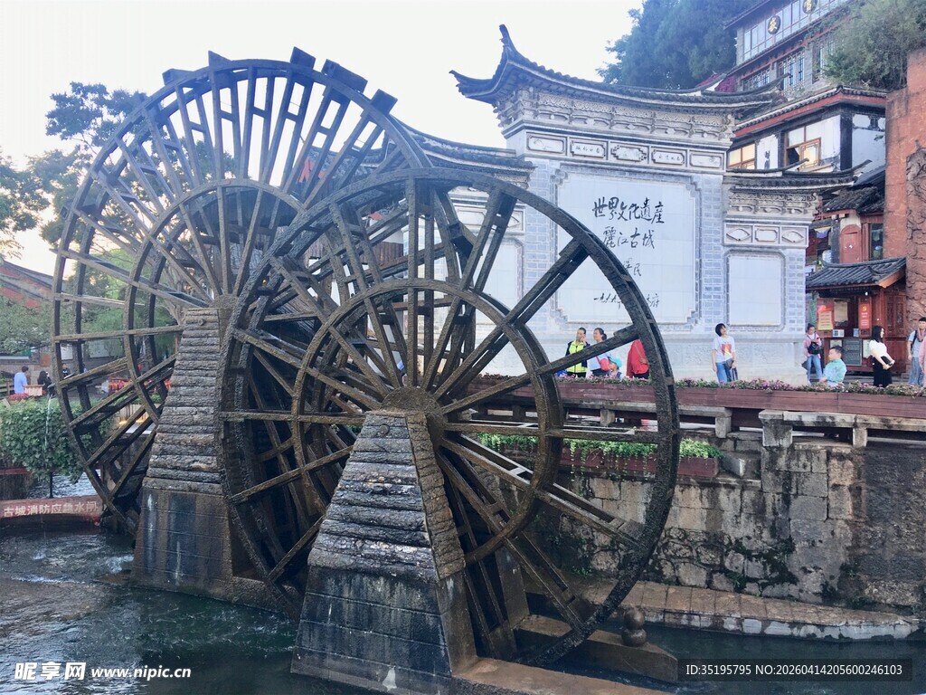 古村中的巨大木质水车