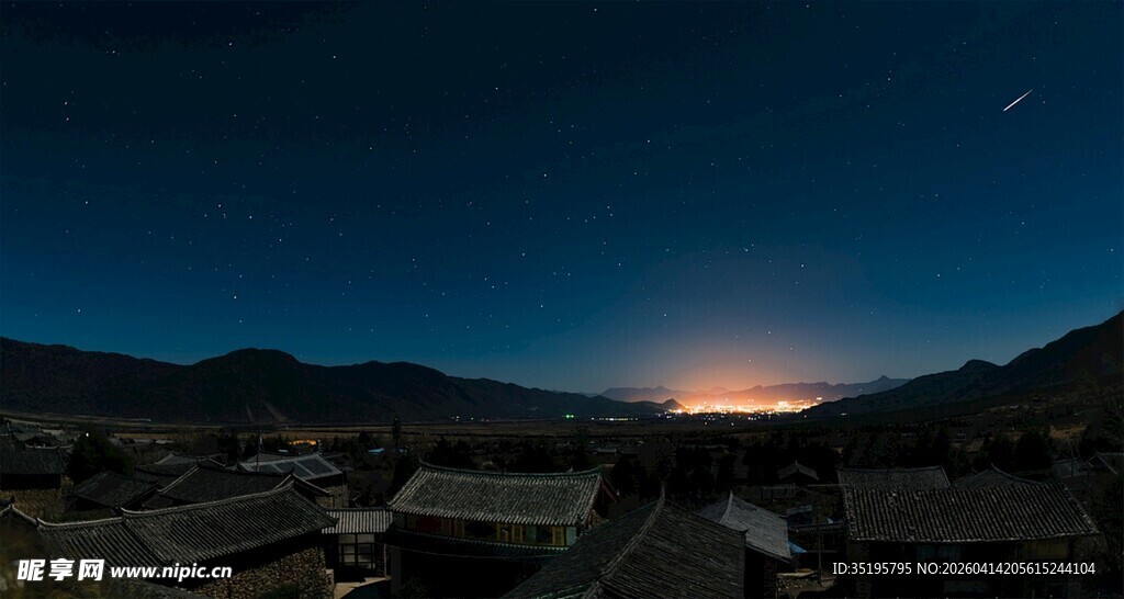 夜幕下的村落与远方微光