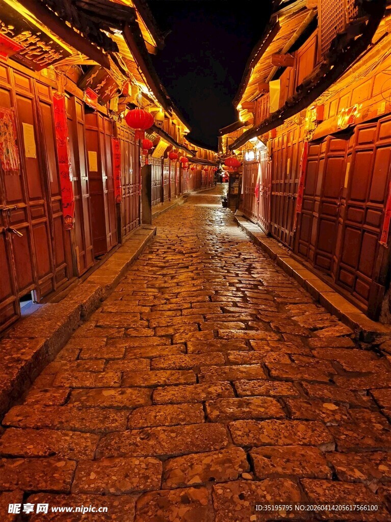 古街夜景灯火映照石板路