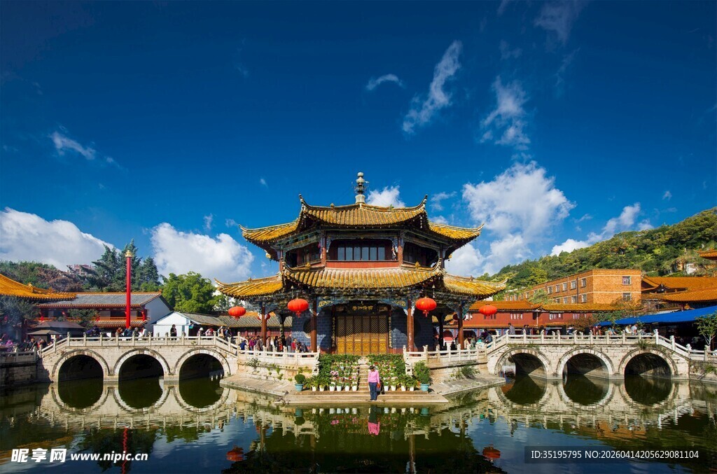 古桥楼阁映蓝天美景