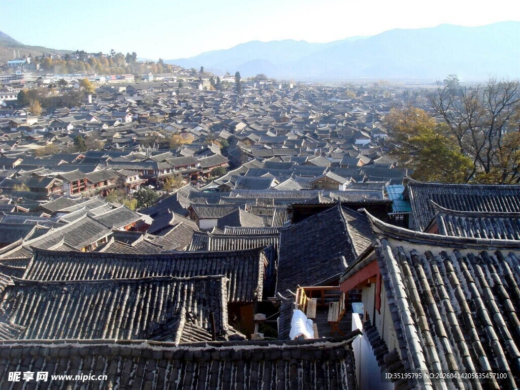 俯瞰古村落屋顶美景