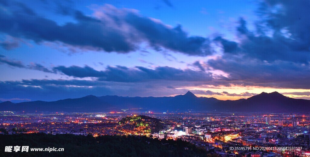 城市黄昏夜景俯瞰图