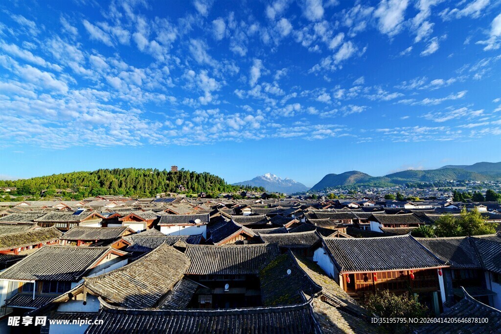 古村落屋顶上的蓝天美景