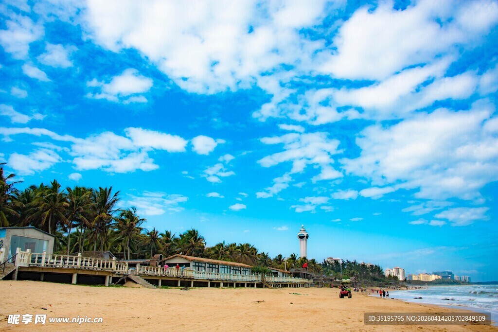 美丽海滨风光沙滩与蓝天