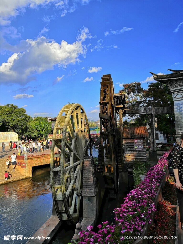 水乡古景中的巨大水车景观