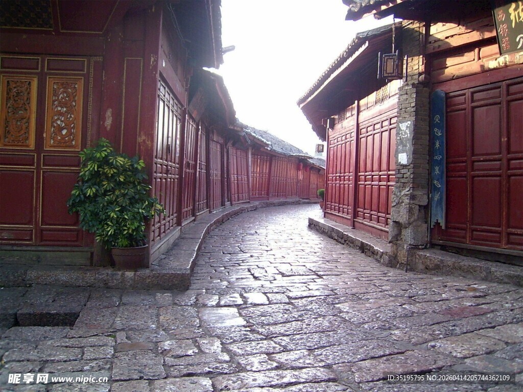 古巷红墙静谧时光印记