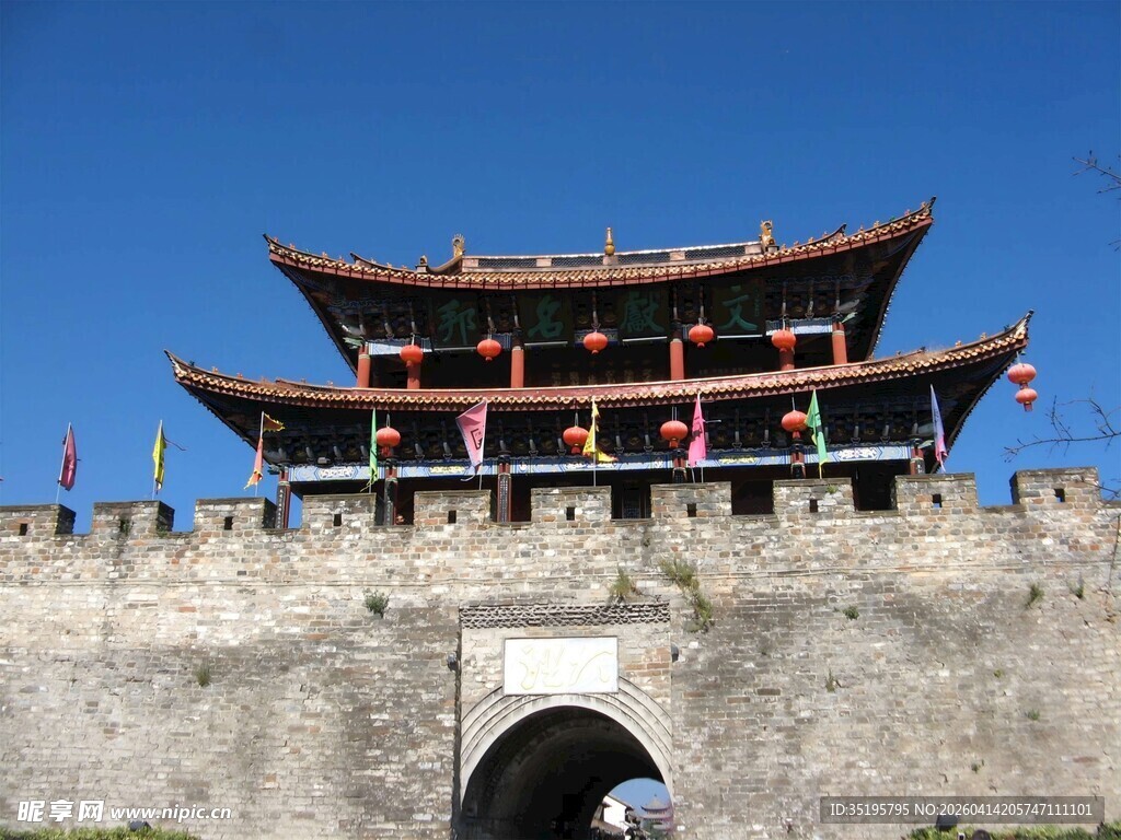古城楼屹立蓝天之下