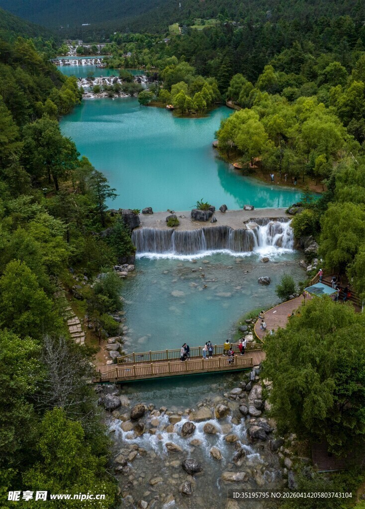 青山环抱中的碧绿山水景观