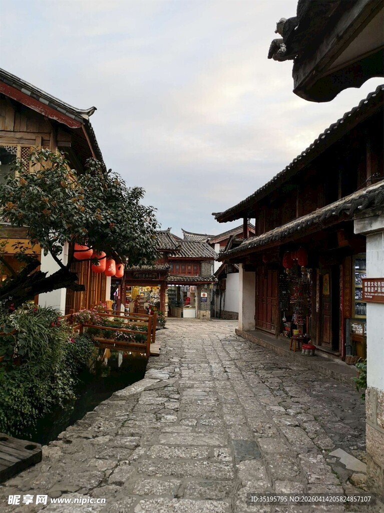 古巷悠悠展现传统建筑风貌