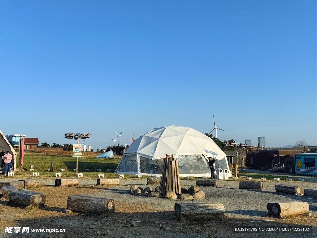 户外白色圆顶建筑景观