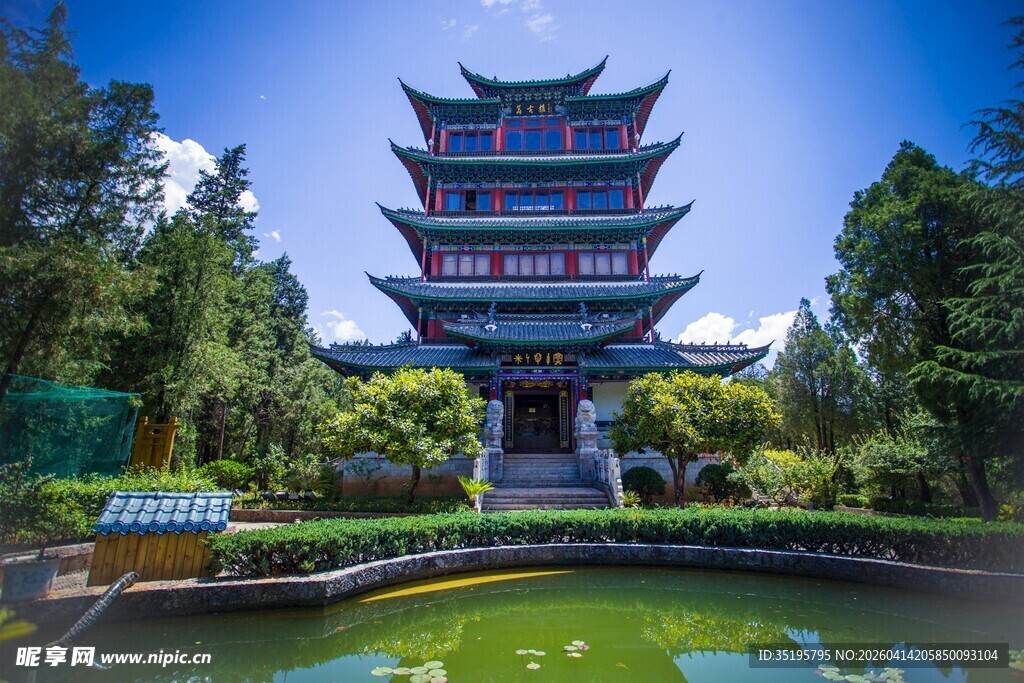 中式古塔映于碧水绿树间