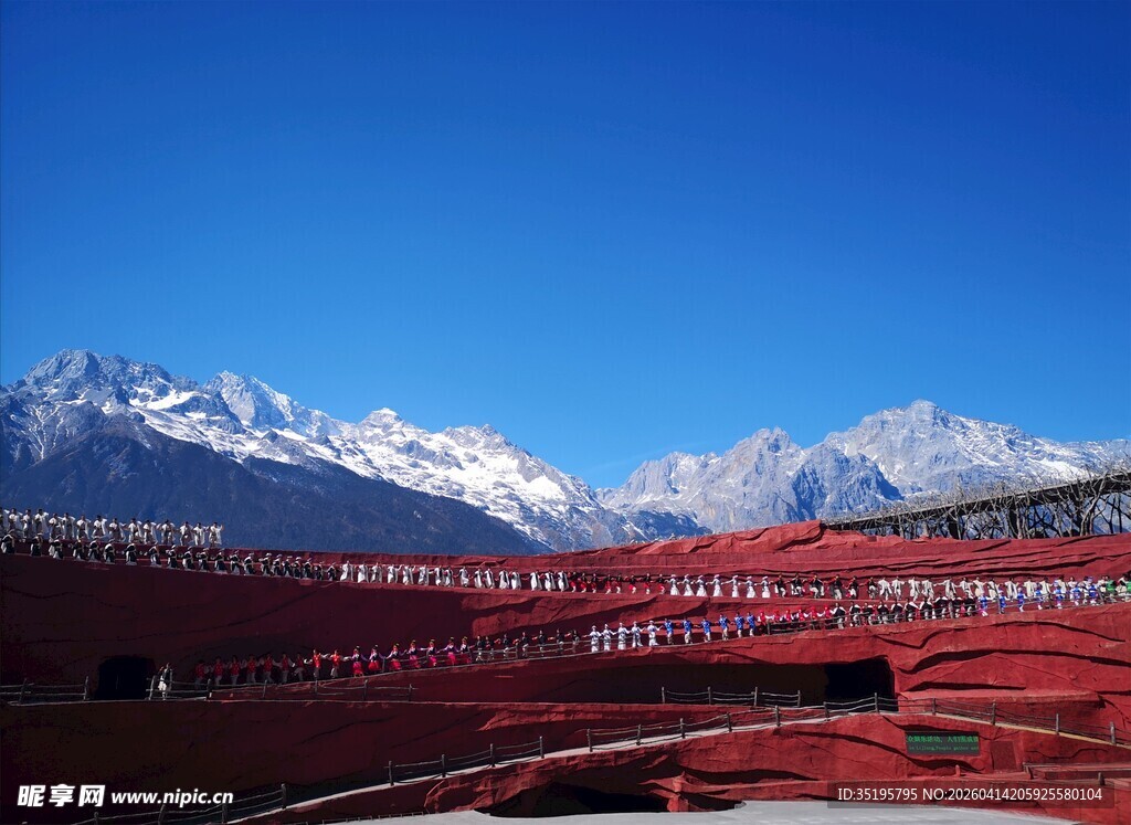雪山下的红色壮观景观