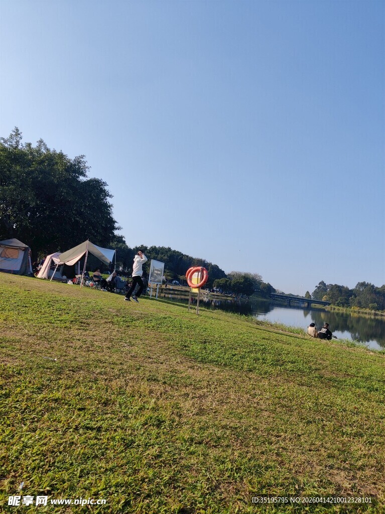 湖畔草地露营场景