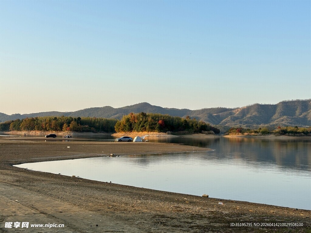湖畔风光远山近水相映