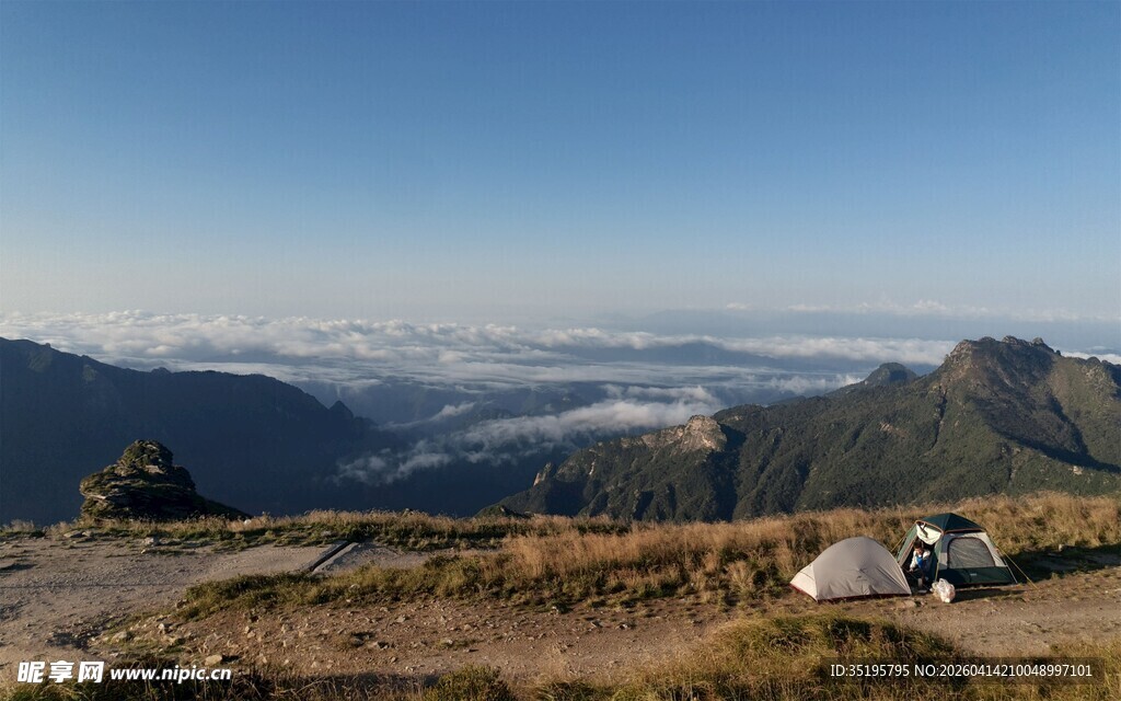 山间露营美景