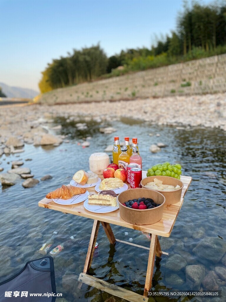 河畔木桌的户外美食时光