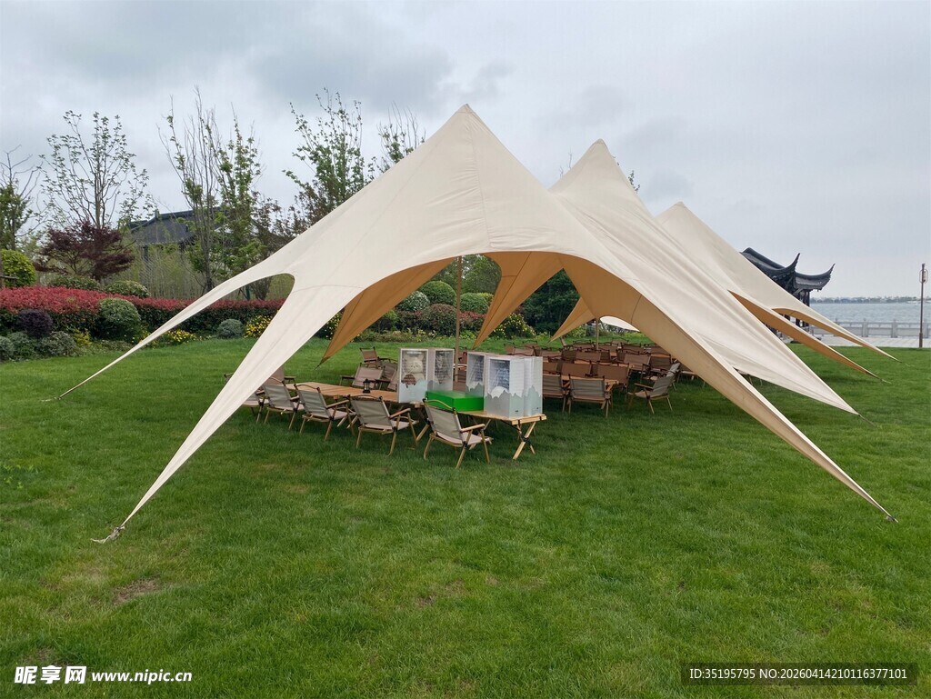 户外草地大型天幕露营场景