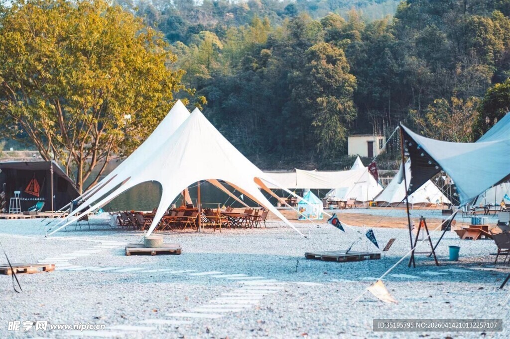 户外露营场景白色帐篷群