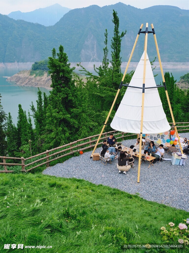 湖畔草地上的帐篷聚会