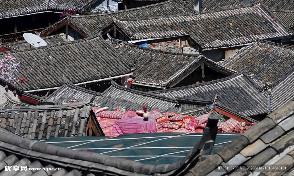 老旧屋顶上的彩色物件