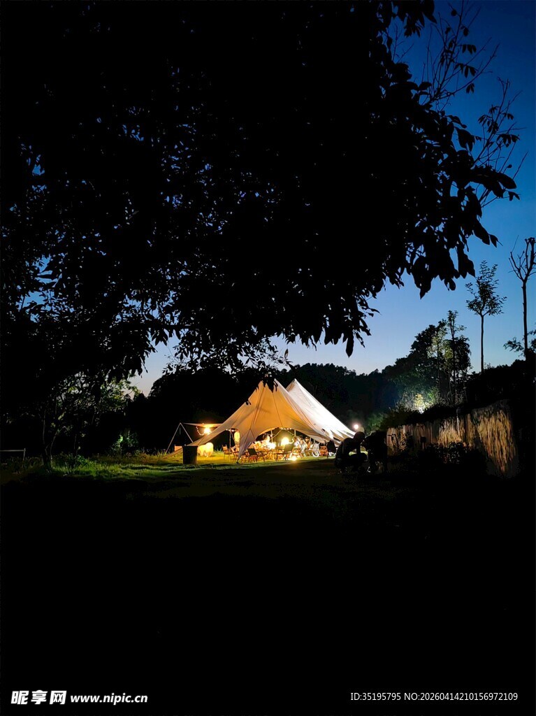 夜幕下的露营帐篷
