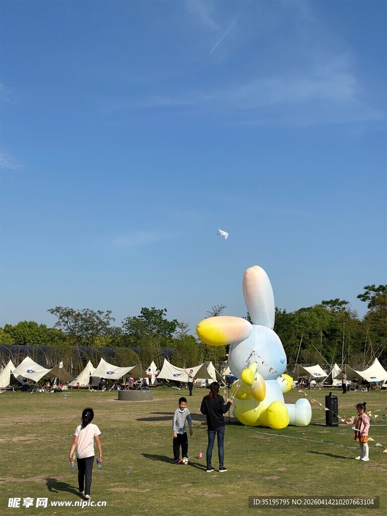 户外草坪的充气玩偶与人群