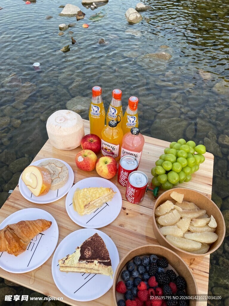 湖畔野餐美食与自然的邂逅