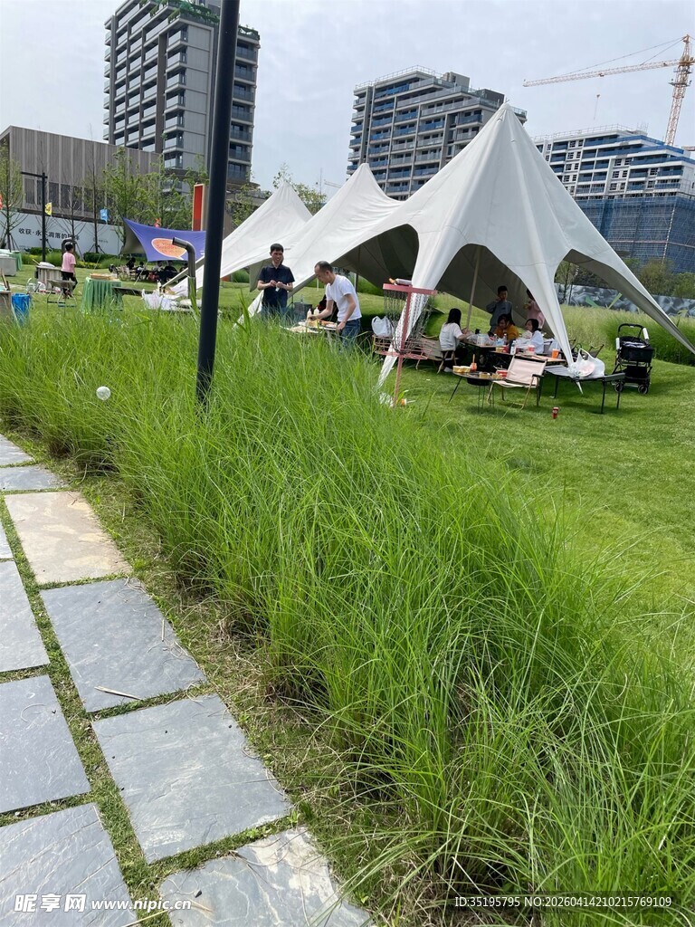 城市草坪休闲露营场景