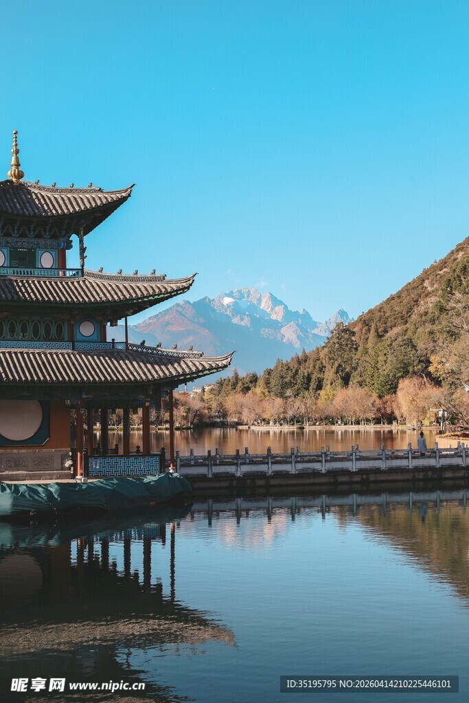 湖畔古亭映远山美景