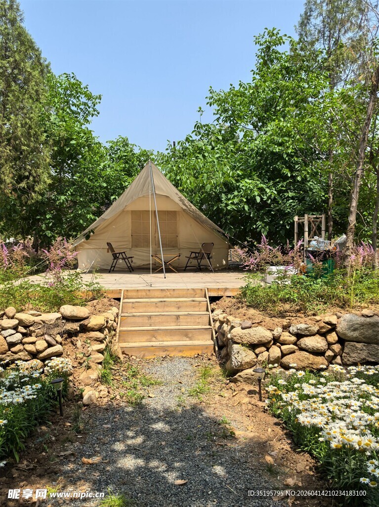 乡村庭院中的古朴茅草屋