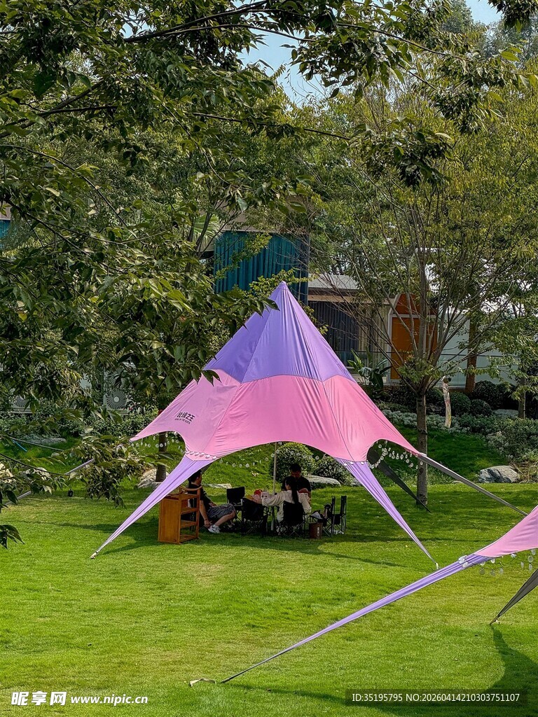 户外彩色帐篷搭于绿草地