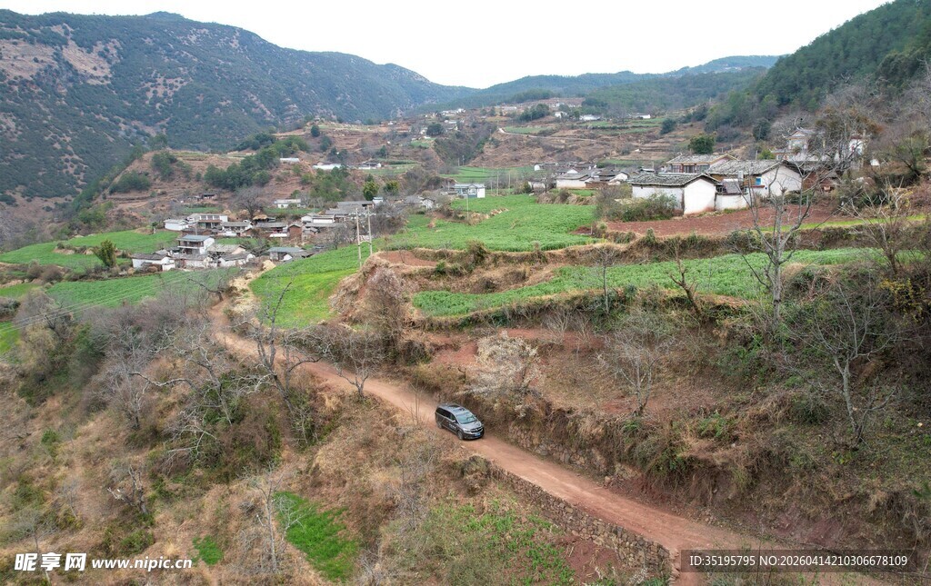 山间土路行驶的车辆
