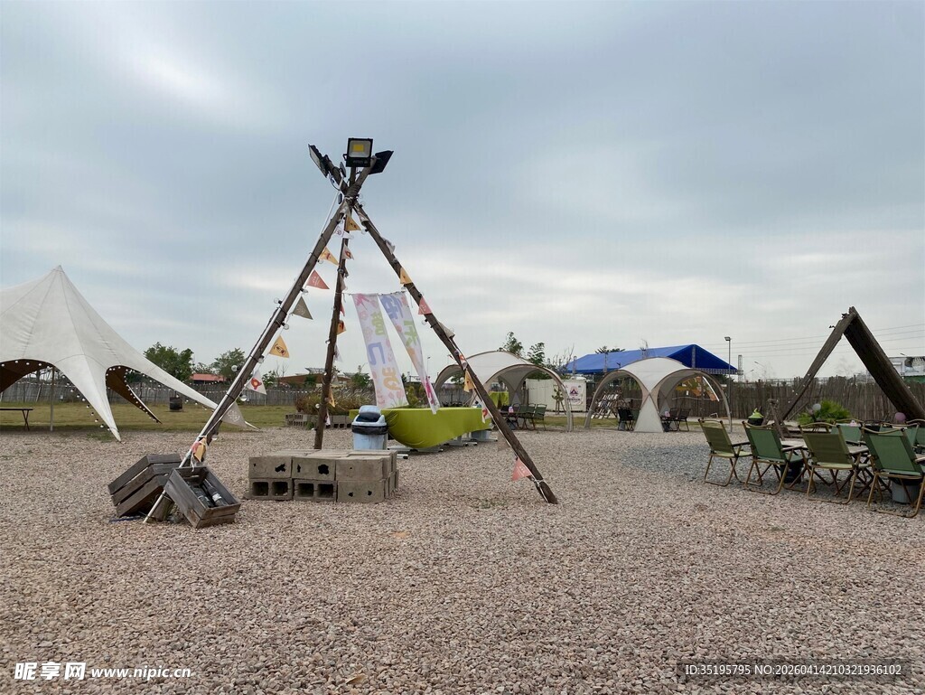 户外露营装备场景展示