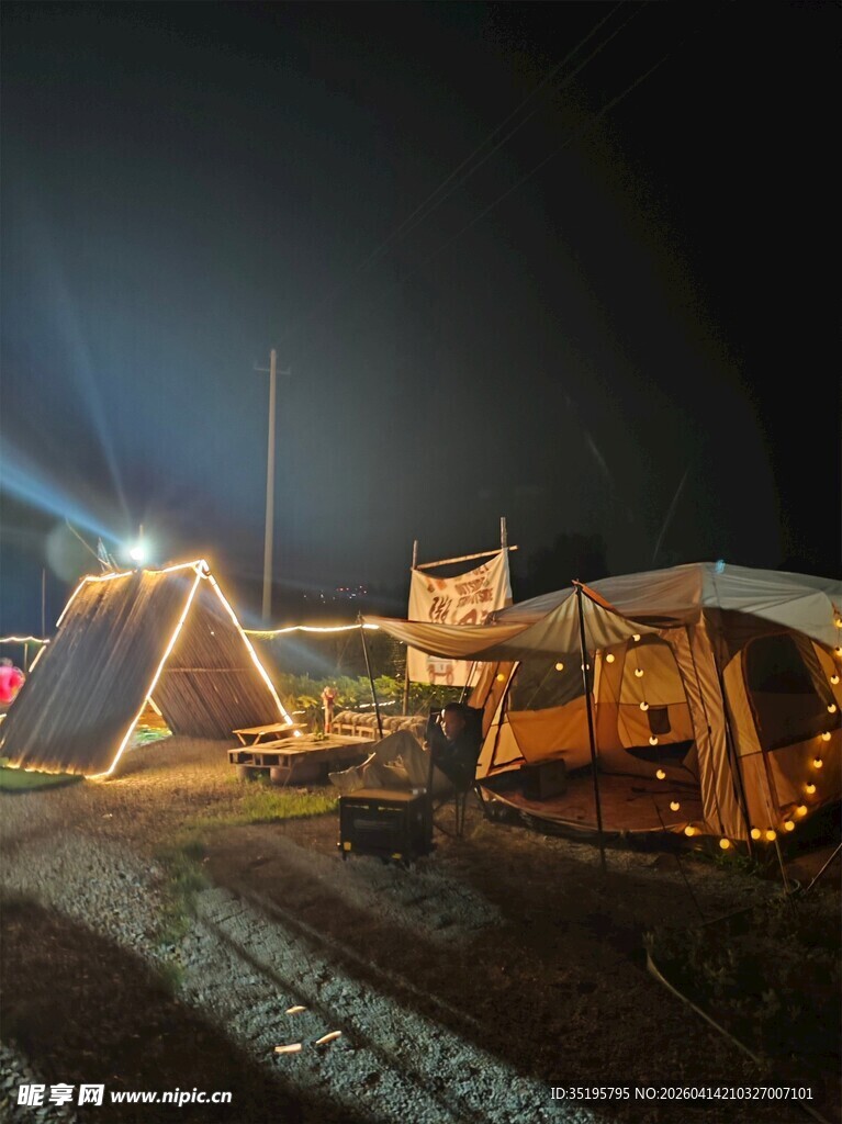 夜晚露营地的温馨灯光