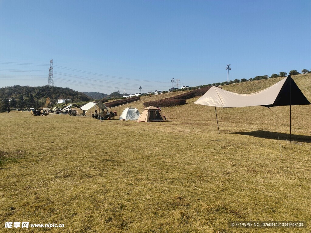 草原上的帐篷露营场景