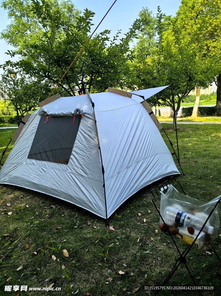 户外草地中的露营帐篷