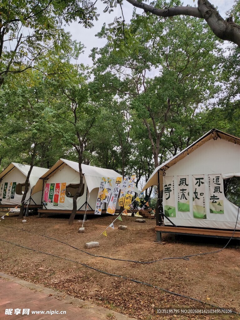 户外彩色小屋露营场景