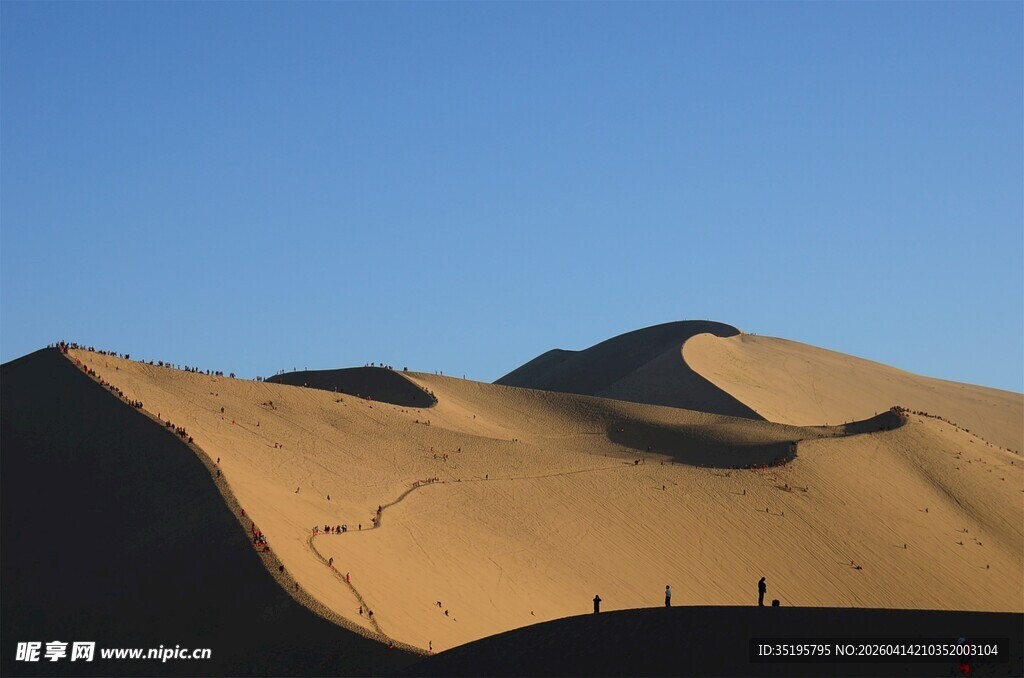 壮丽沙漠沙丘景观