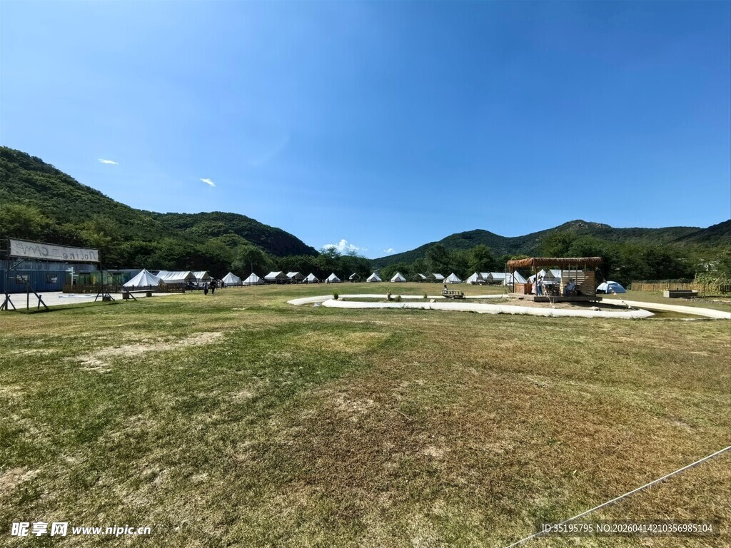 开阔草地与远处山峦景色