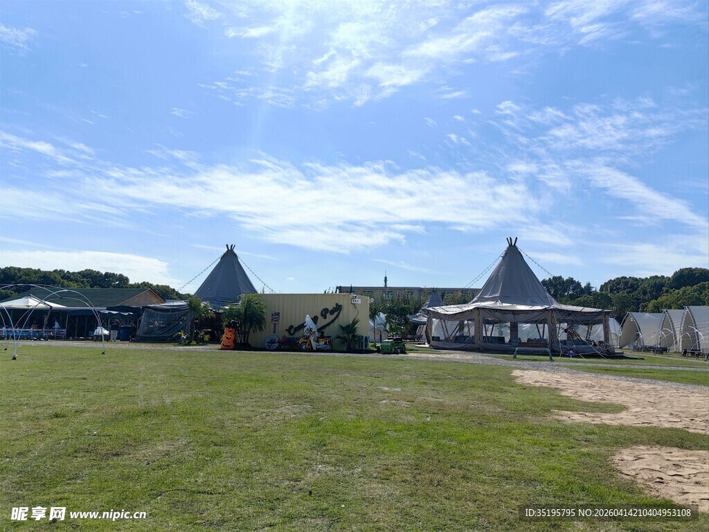 户外草地旁的特色建筑