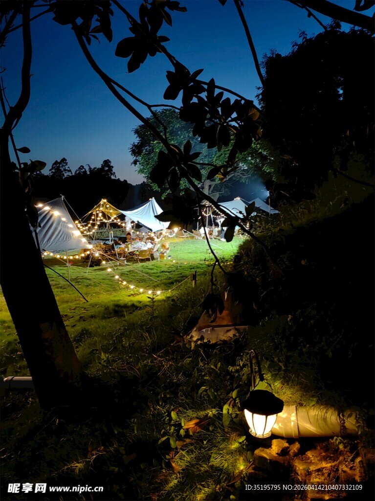 夜晚露营场景中的温馨画面
