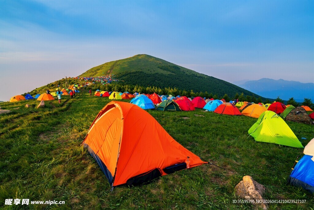 多彩帐篷点缀山间美景