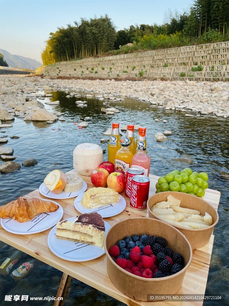 河畔野餐美味与自然相伴