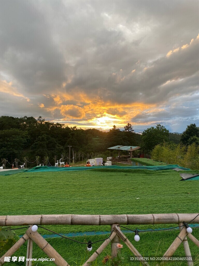 夕阳下的绿茵美景