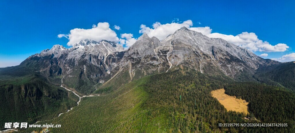 雪山下的翠绿山谷风光