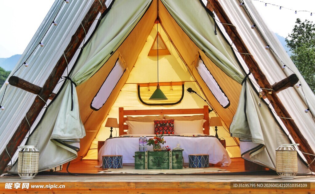 温馨三角形木屋内部景致