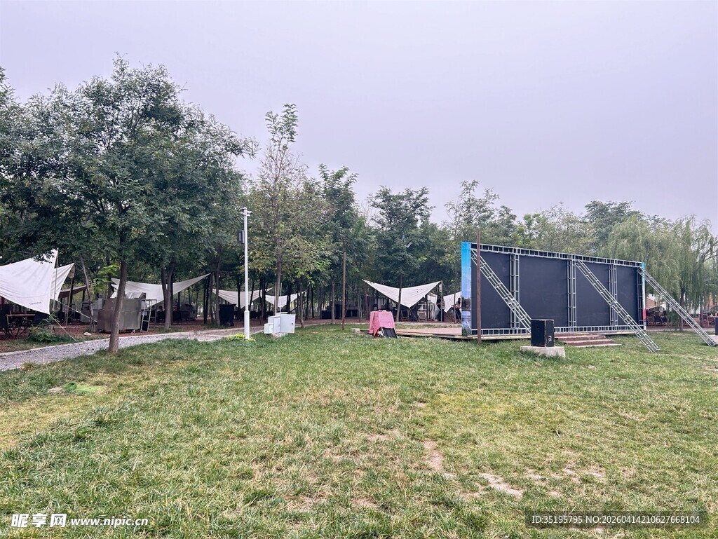 户外草地露营帐篷场景