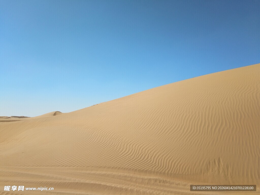 广袤沙漠蓝天之下沙丘景